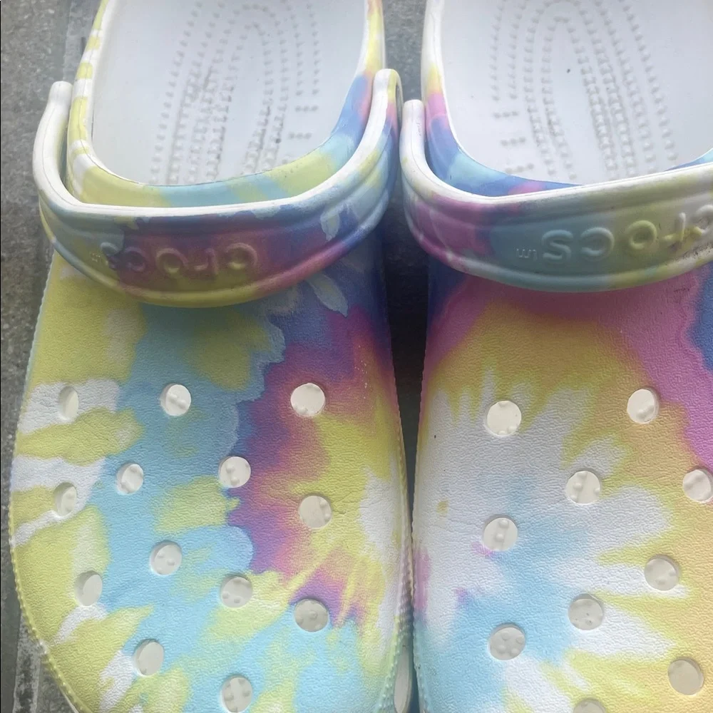 CROCS Men's Tie-Dye Pastel Clogs in Yellow Blue Pink White